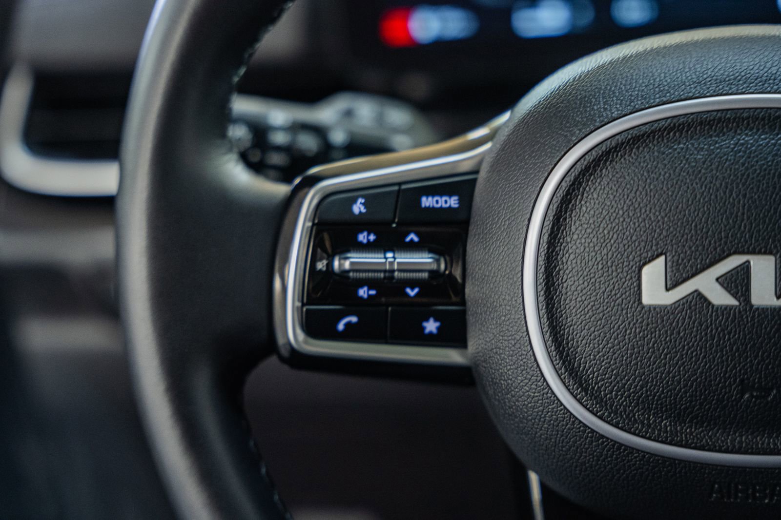 Used 2025 Kia Carnival SX Prestige image 34