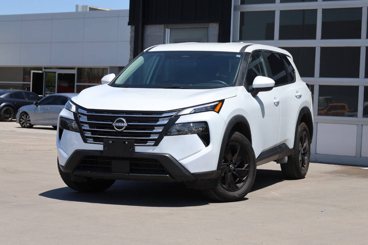 Used 2025 Nissan Rogue SV AWD/4WD image 3