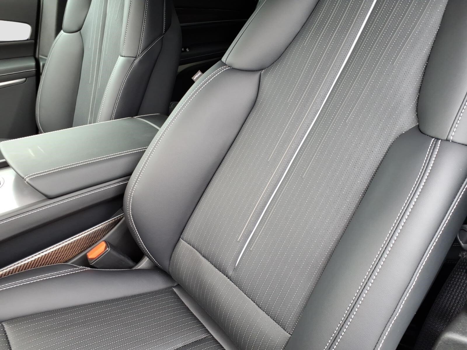 New 2027 Cadillac Vistiq Sport w/ LPO, Floor Liner Package AWD/4WD image 14