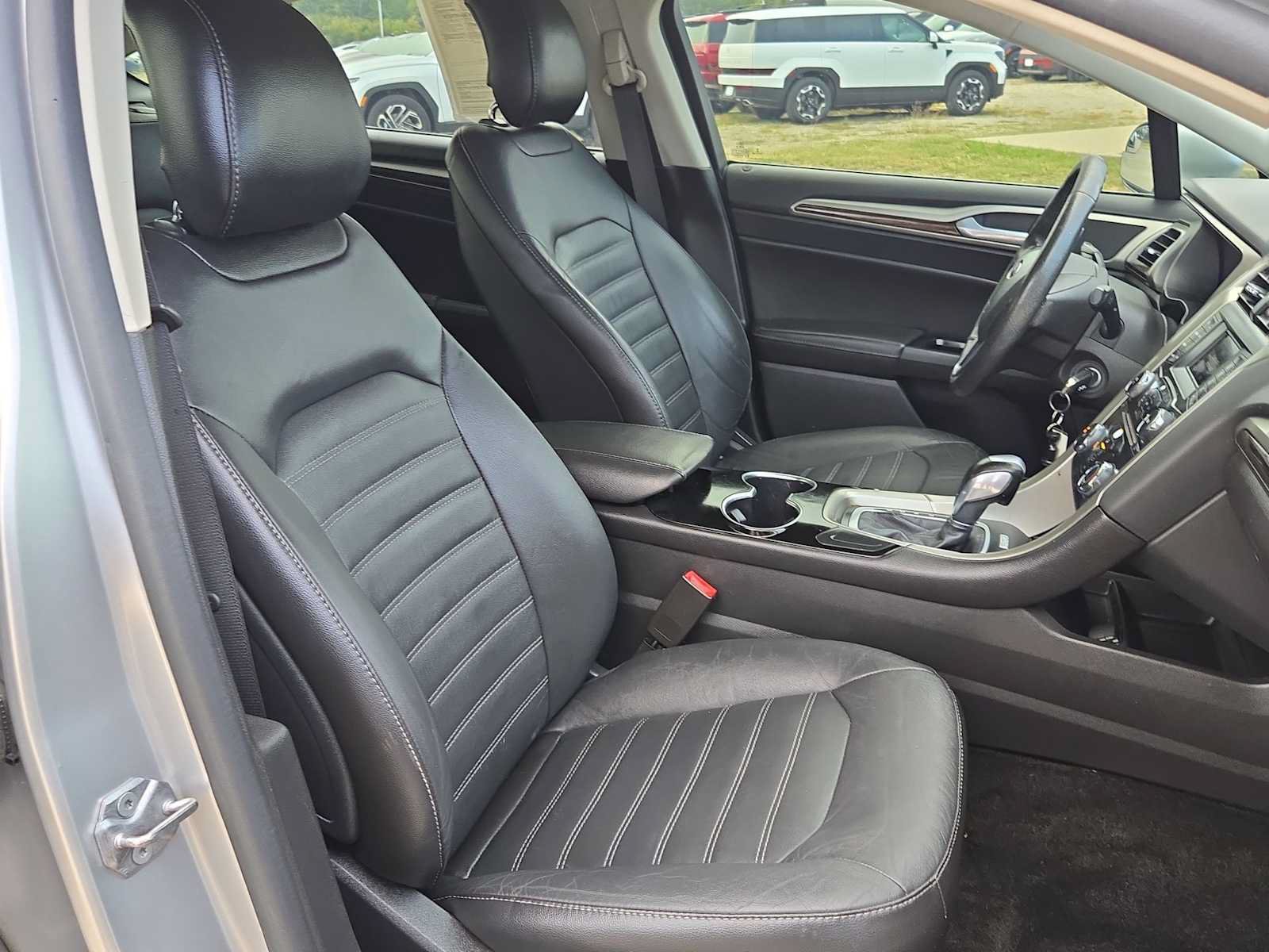 Used 2014 Ford Fusion SE w/ Equipment Group 202A FWD image 29