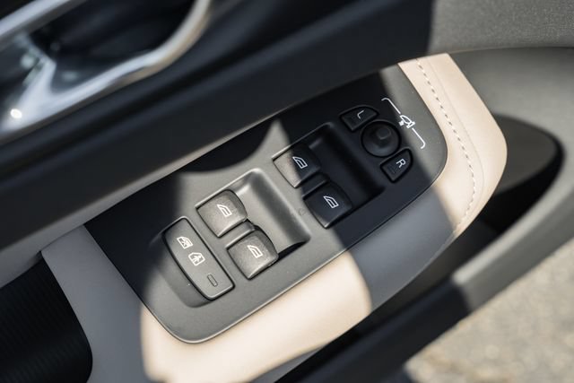 New 2027 Volvo XC60 B5 Plus AWD/4WD image 39