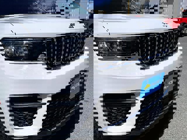 Used 2022 Jeep Grand Cherokee Laredo w/ Luxury Tech Group I AWD/4WD image 30