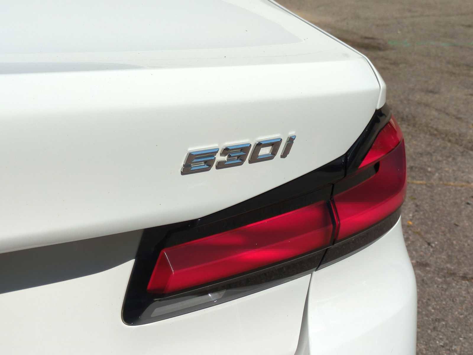 Used 2021 BMW 530i xDrive w/ Premium Package image 13