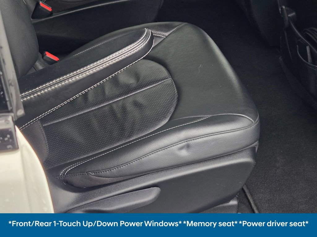 Used 2021 Chrysler Pacifica Touring-L w/ Uconnect Theater Family Group FWD image 19