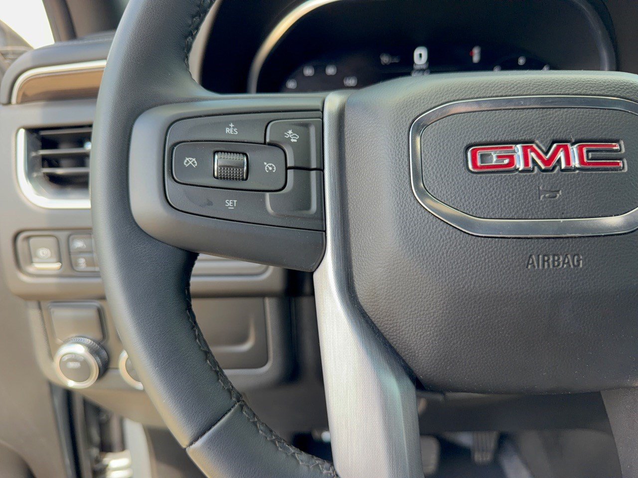 Used 2023 GMC Yukon SLE RWD image 18