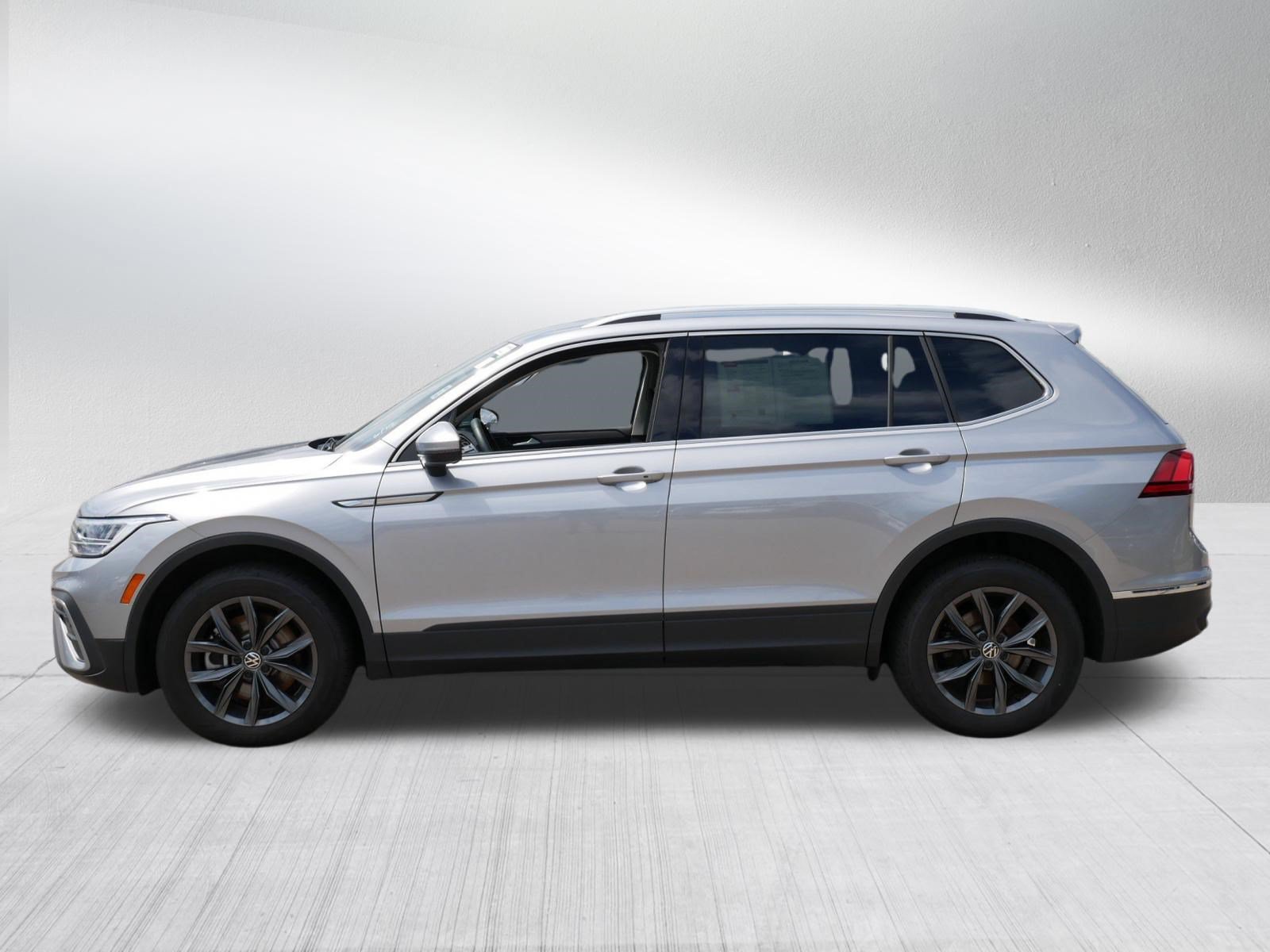 Used 2024 Volkswagen Tiguan SE AWD/4WD image 4