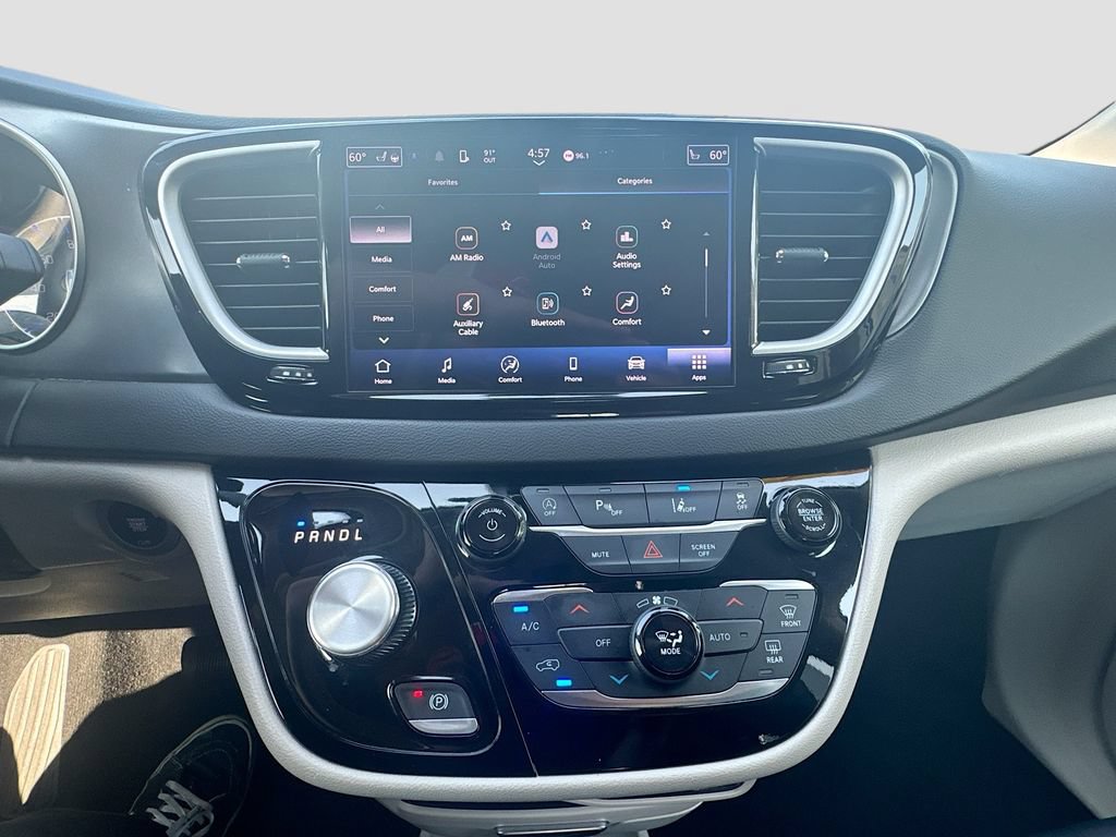 Used 2024 Chrysler Pacifica Touring-L FWD image 21