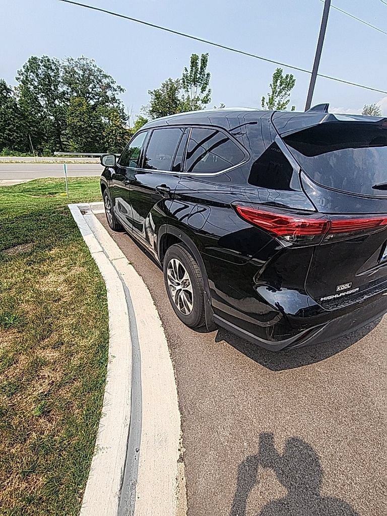 Used 2021 Toyota Highlander XLE AWD/4WD image 9