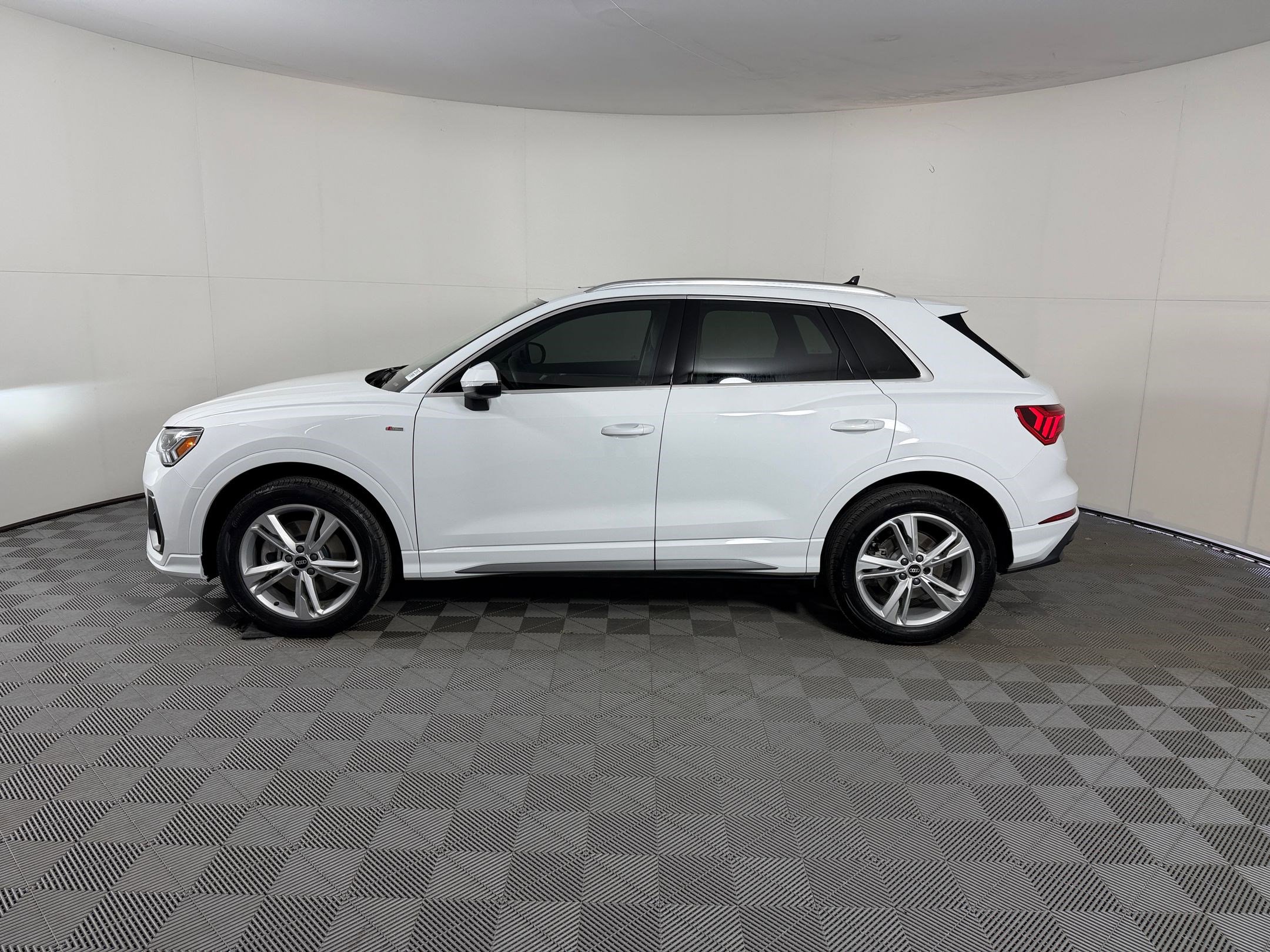 Used 2023 Audi Q3 2.0T Premium Plus AWD/4WD image 2