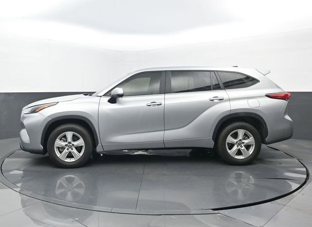 Used 2023 Toyota Highlander L FWD image 7