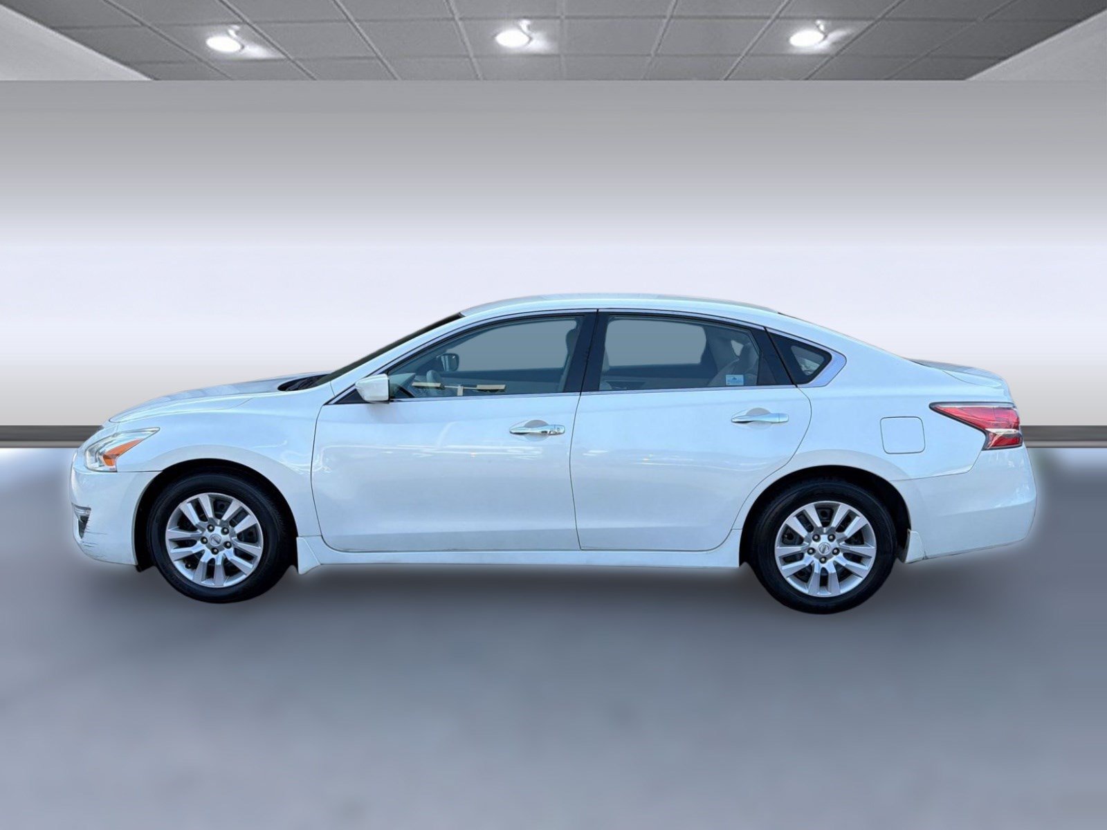 Used 2014 Nissan Altima FWD image 2