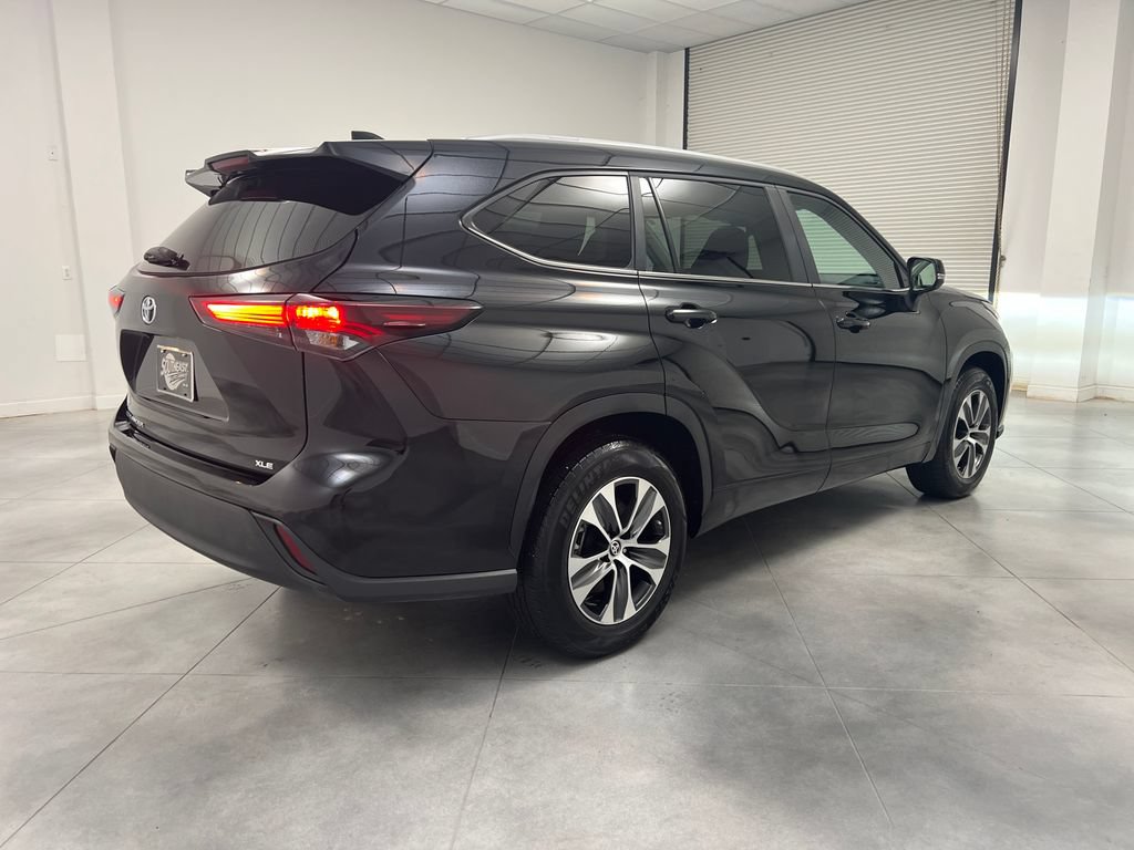 Used 2025 Toyota Highlander XLE FWD image 9