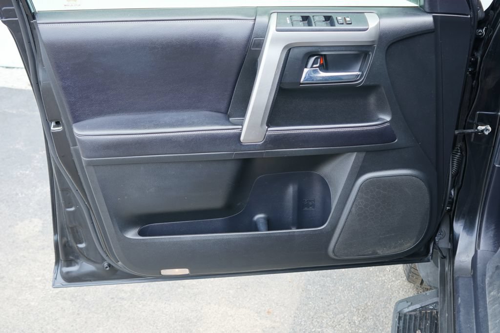 Used 2018 Toyota 4Runner SR5 AWD/4WD image 11