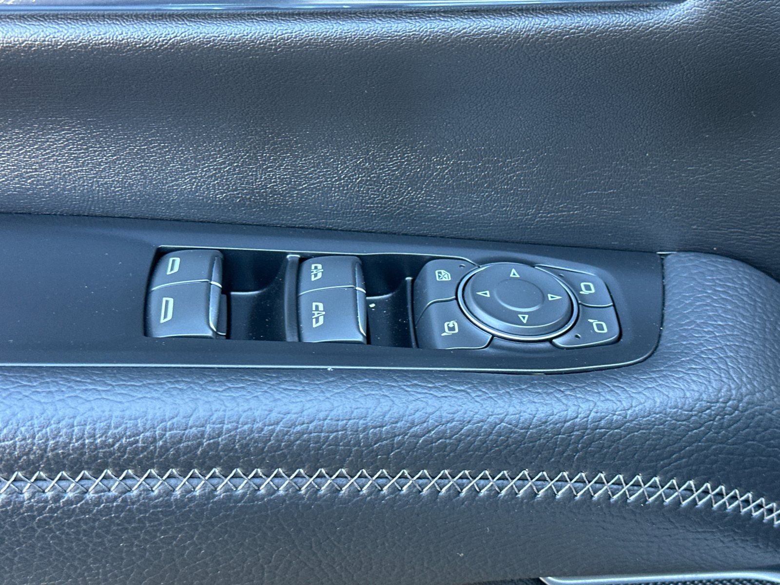 Used 2025 GMC Yukon Denali w/ Sun & Power Step Package AWD/4WD image 11
