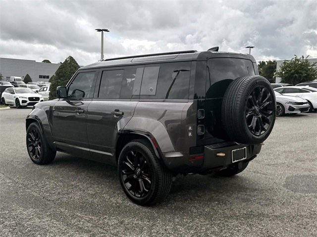 Used 2025 Land Rover Defender 110 image 4