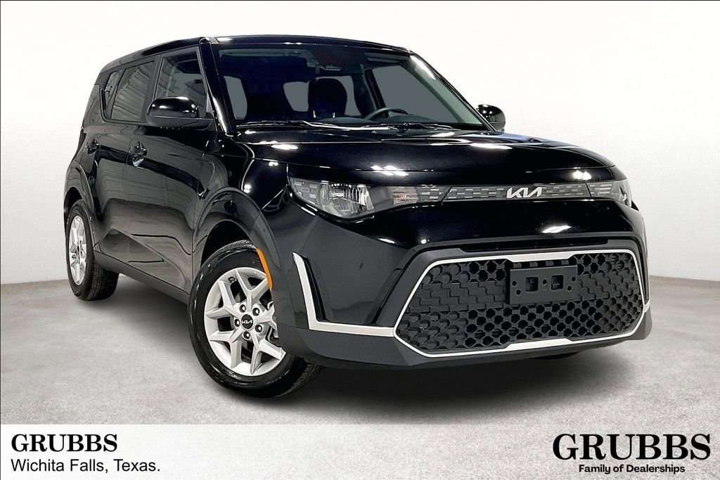 Used 2025 Kia Soul LX FWD image 1