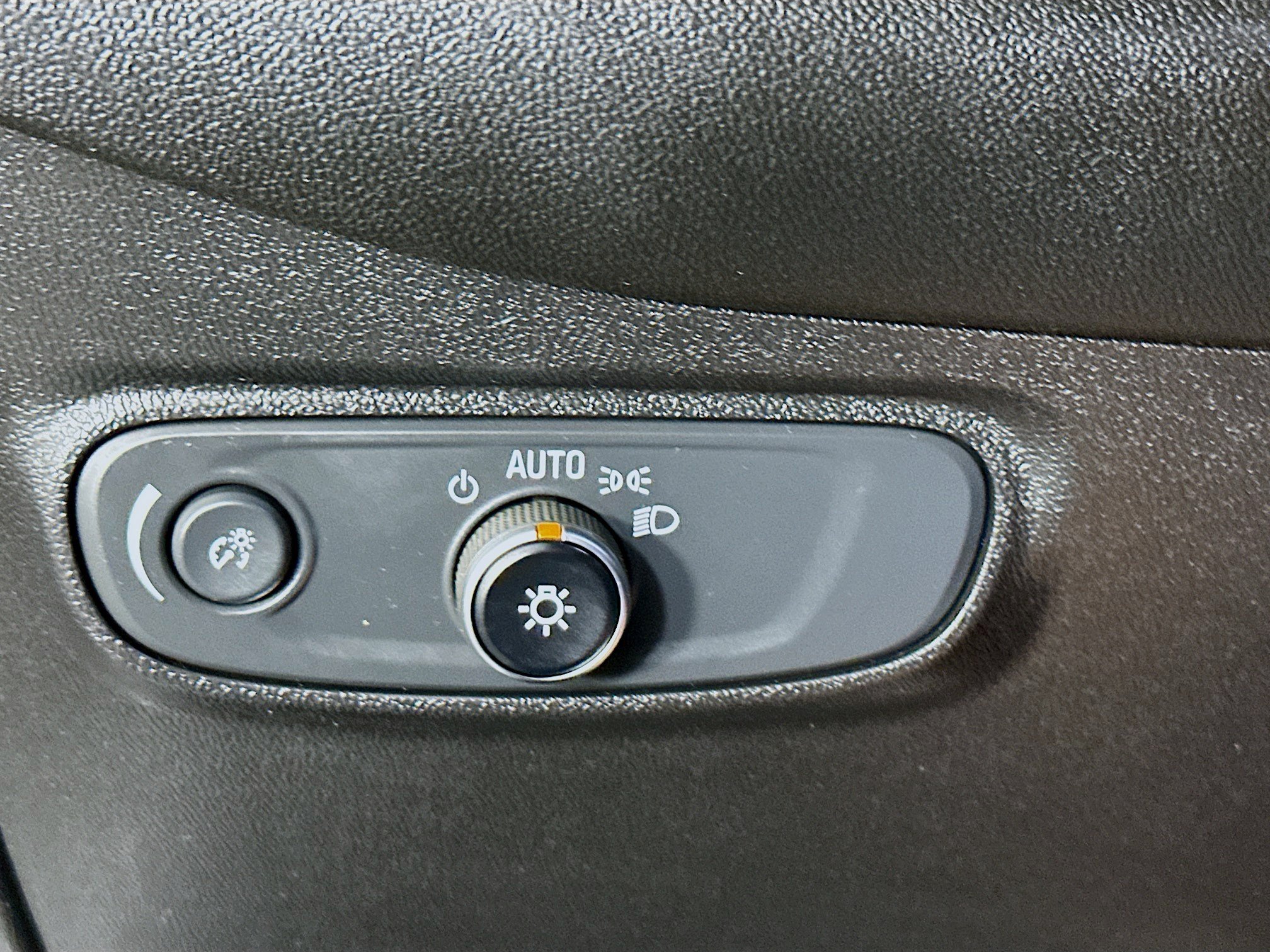 Used 2018 Chevrolet Equinox LT FWD image 17