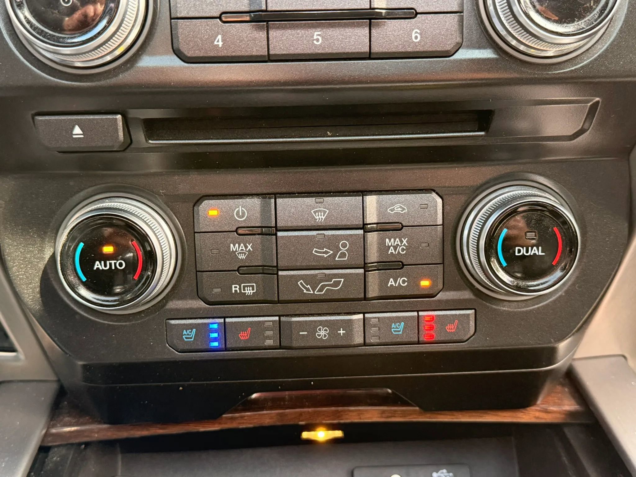 Used 2015 Ford F150 Platinum w/ Equipment Group 701A Luxury image 26