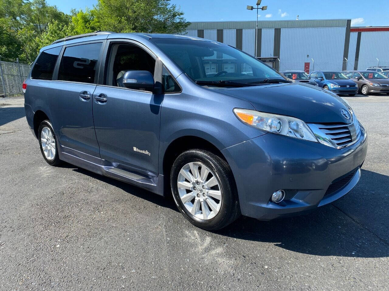 Used 2013 Toyota Sienna XLE w/ Premium Pkg image 4