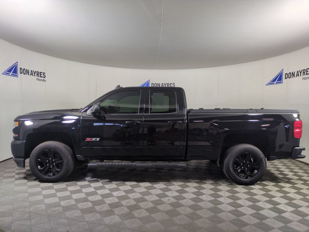 Used 2018 Chevrolet Silverado 1500 LT w/ Midnight Edition AWD/4WD image 8