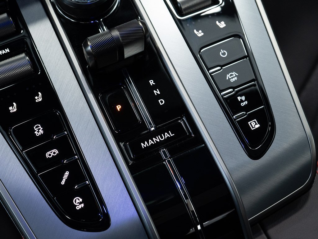 Used 2025 Aston Martin Vanquish RWD image 29