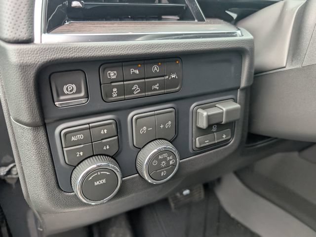 New 2026 Chevrolet Suburban Premier AWD/4WD image 17