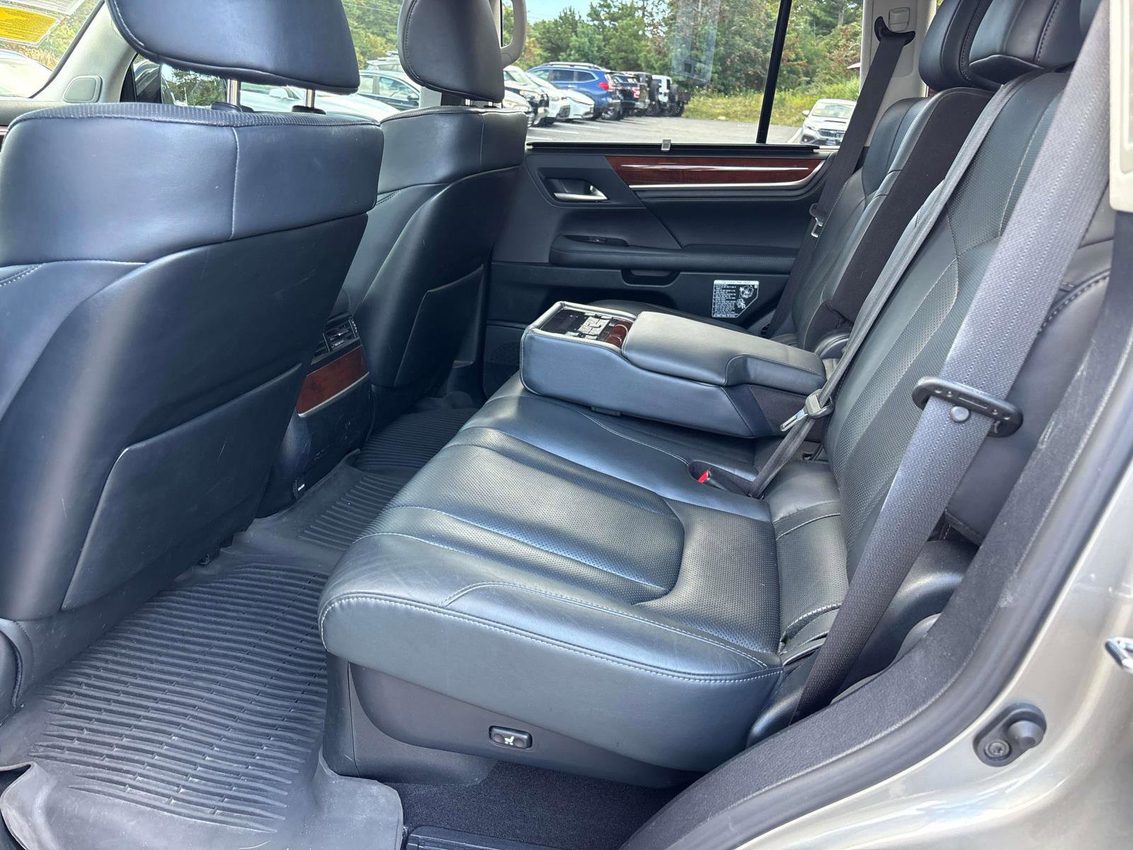 Used 2021 Lexus LX 570 4WD w/ Luxury Package image 12