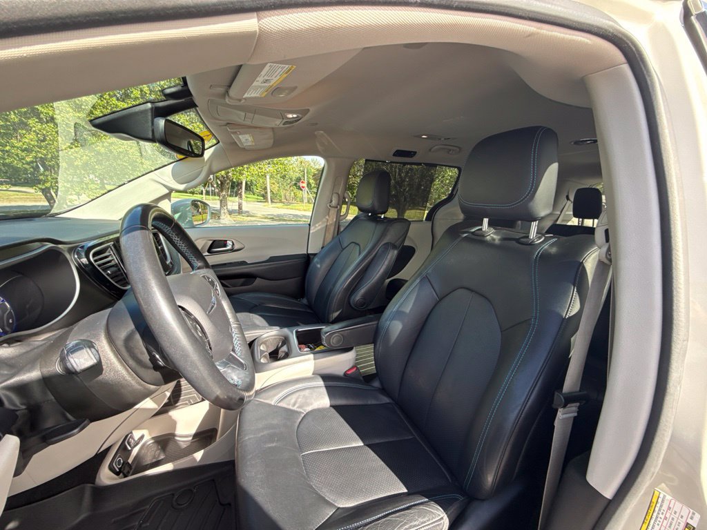 Used 2021 Chrysler Pacifica Touring-L w/ Uconnect Theater Family Group AWD/4WD image 18