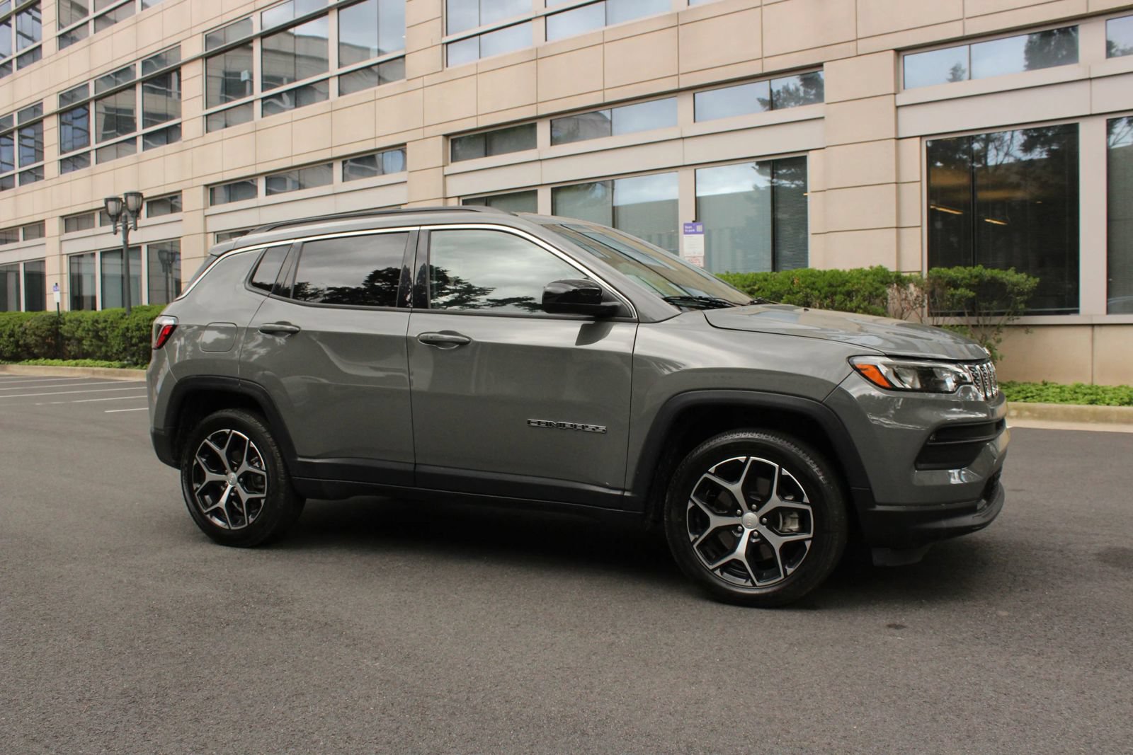Used 2024 Jeep Compass Latitude AWD/4WD image 2