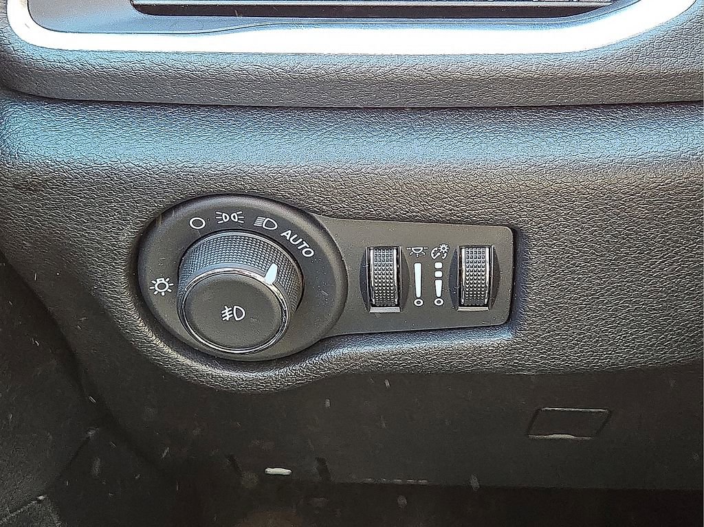 Used 2025 Chrysler Pacifica Limited image 26