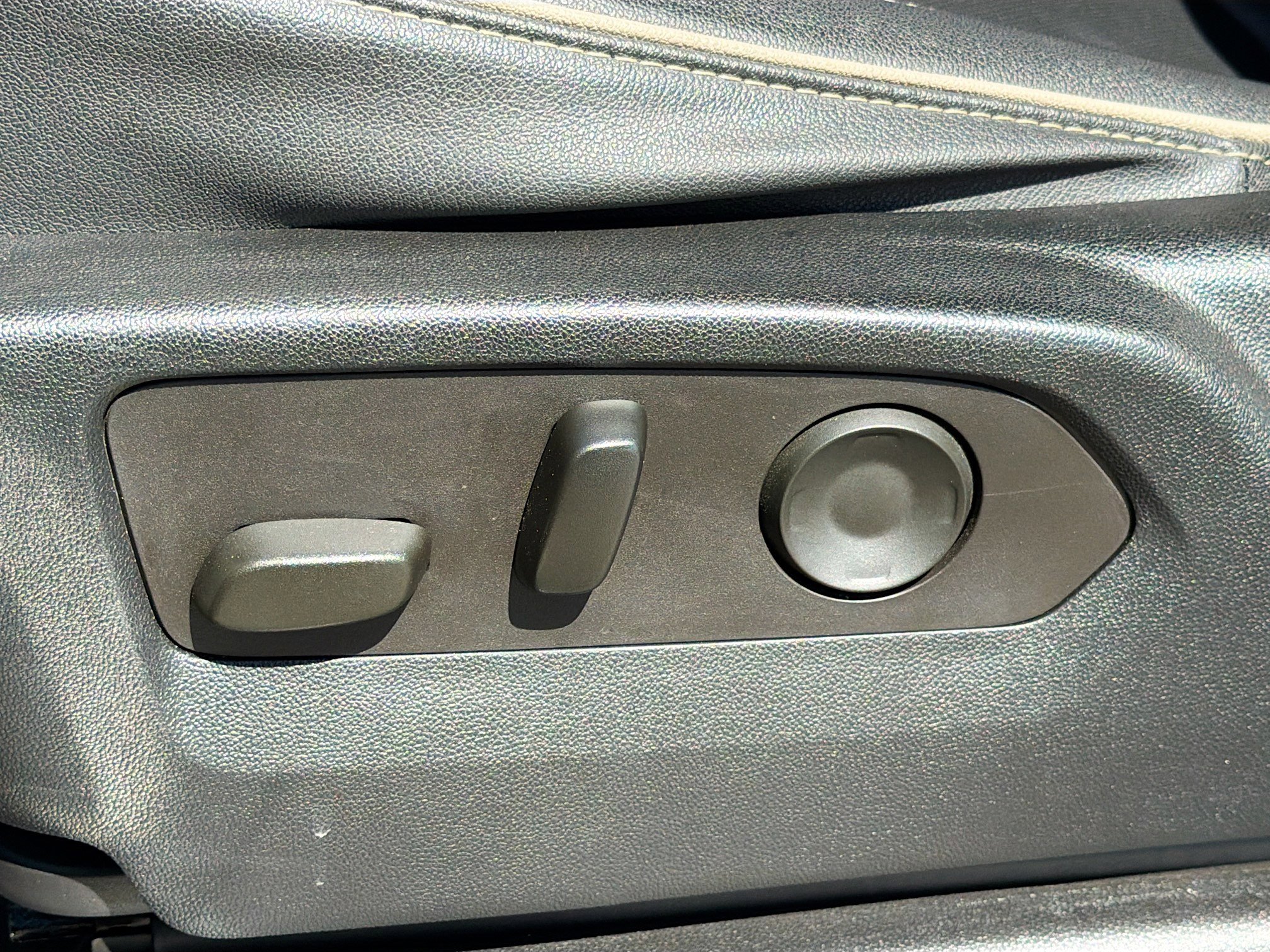 Used 2023 Chevrolet Suburban Premier image 25