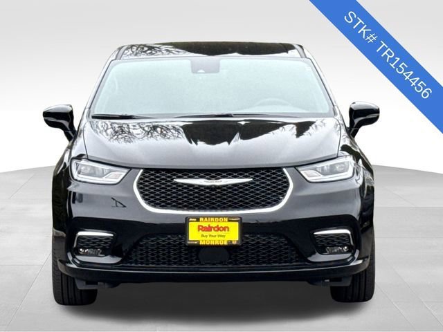 New 2026 Chrysler Pacifica Select AWD/4WD image 3