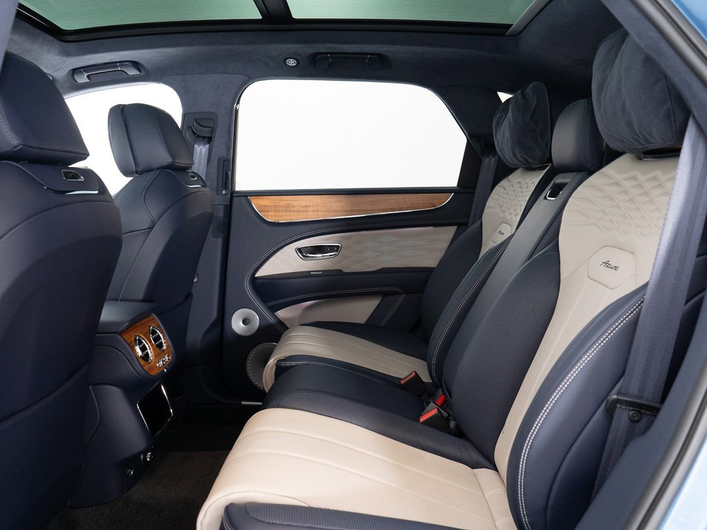 Used 2025 Bentley Bentayga image 24