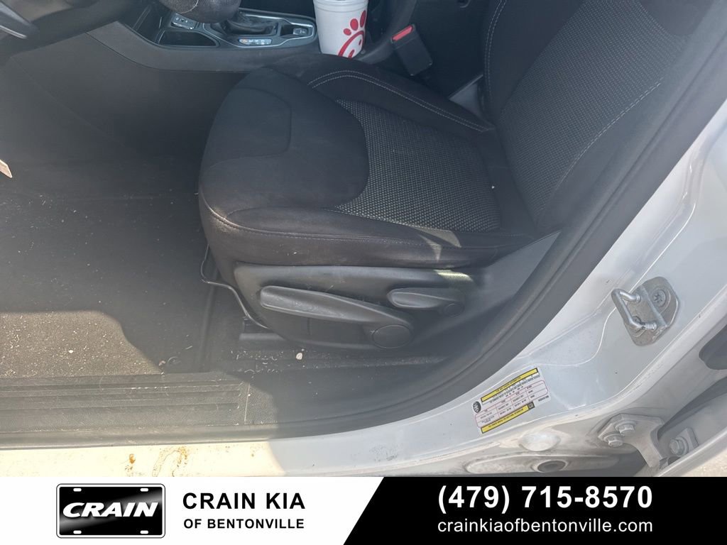 Used 2019 Jeep Cherokee Latitude w/ Popular Appearance Group FWD image 12