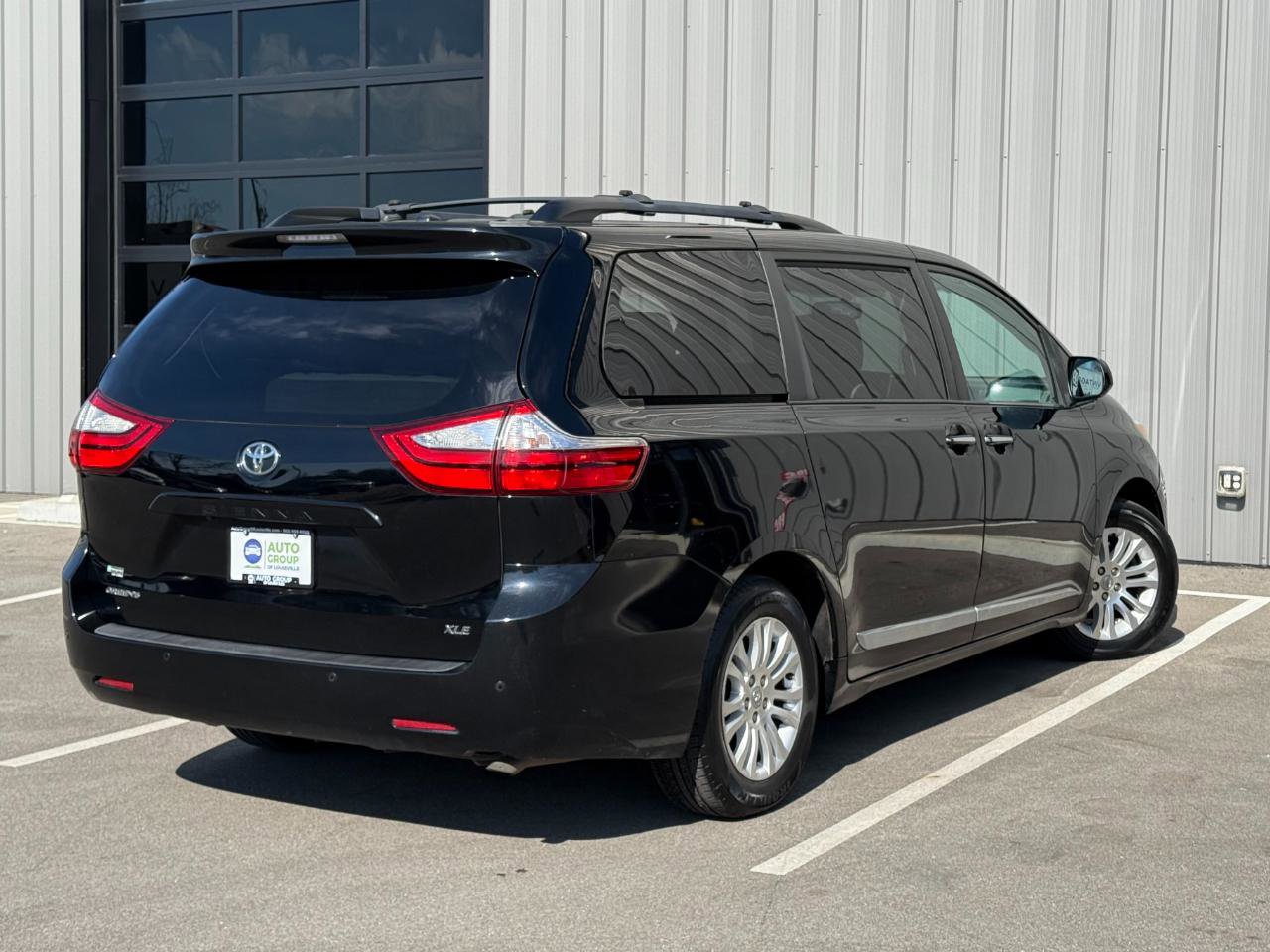 Used 2017 Toyota Sienna XLE w/ XLE Navigation Package image 5