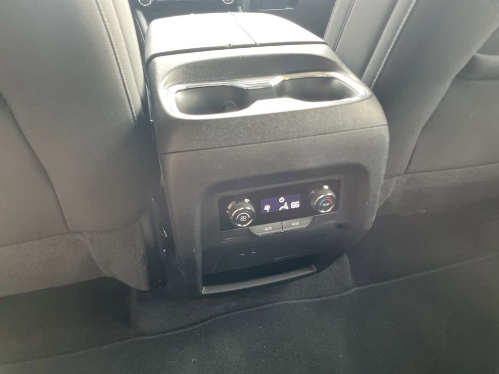Used 2025 Chevrolet Traverse LT image 27
