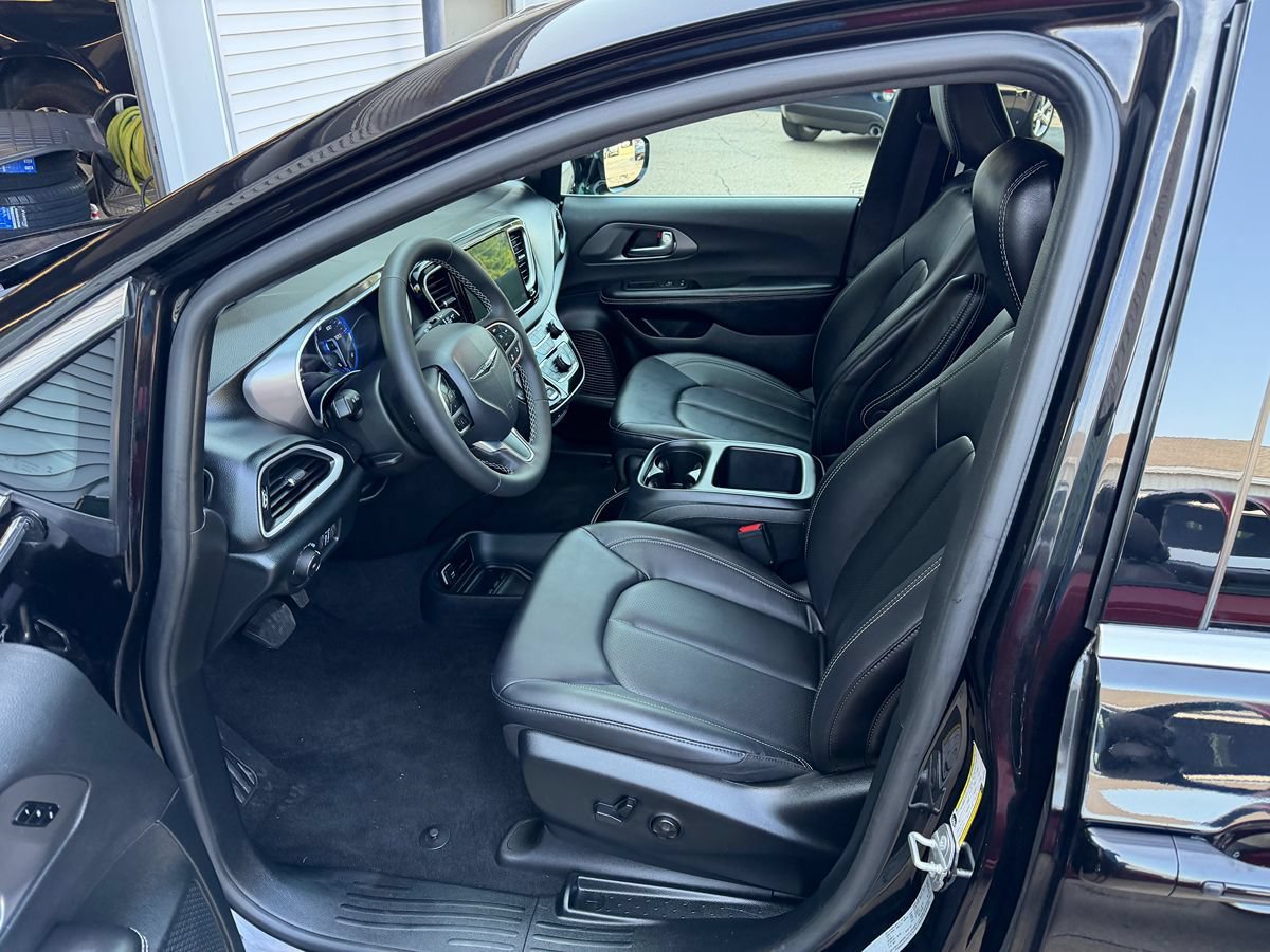 Used 2026 Chrysler Pacifica Select FWD image 4