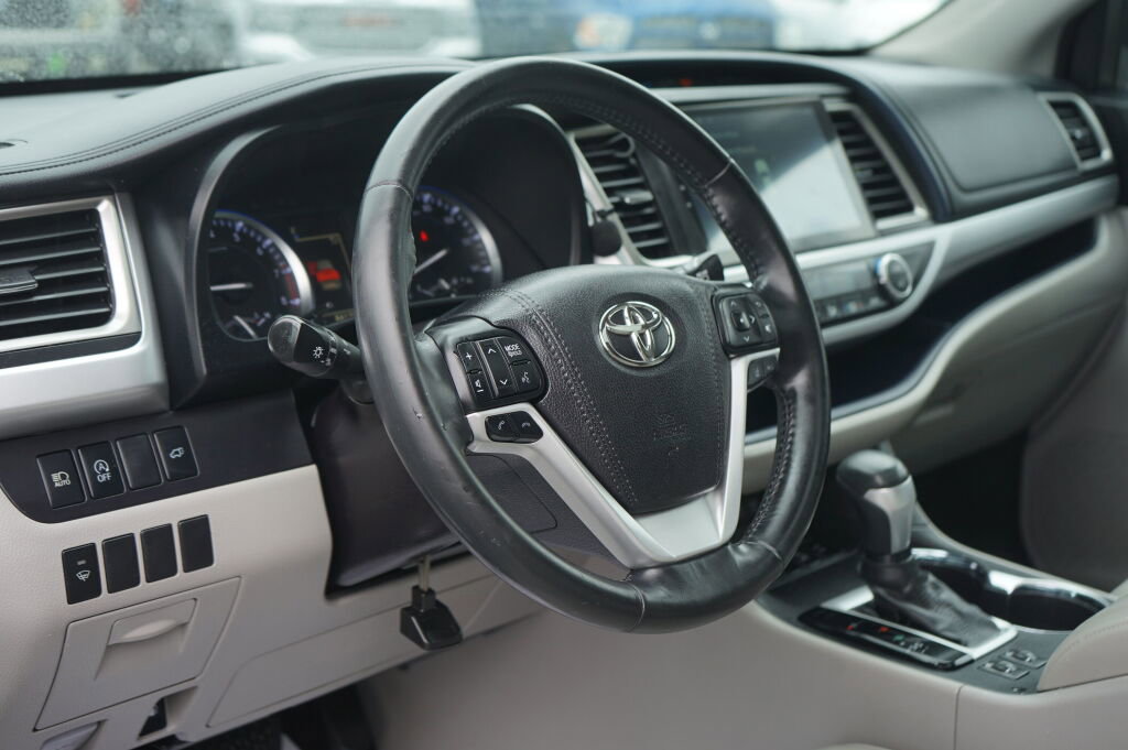 Used 2017 Toyota Highlander XLE image 12