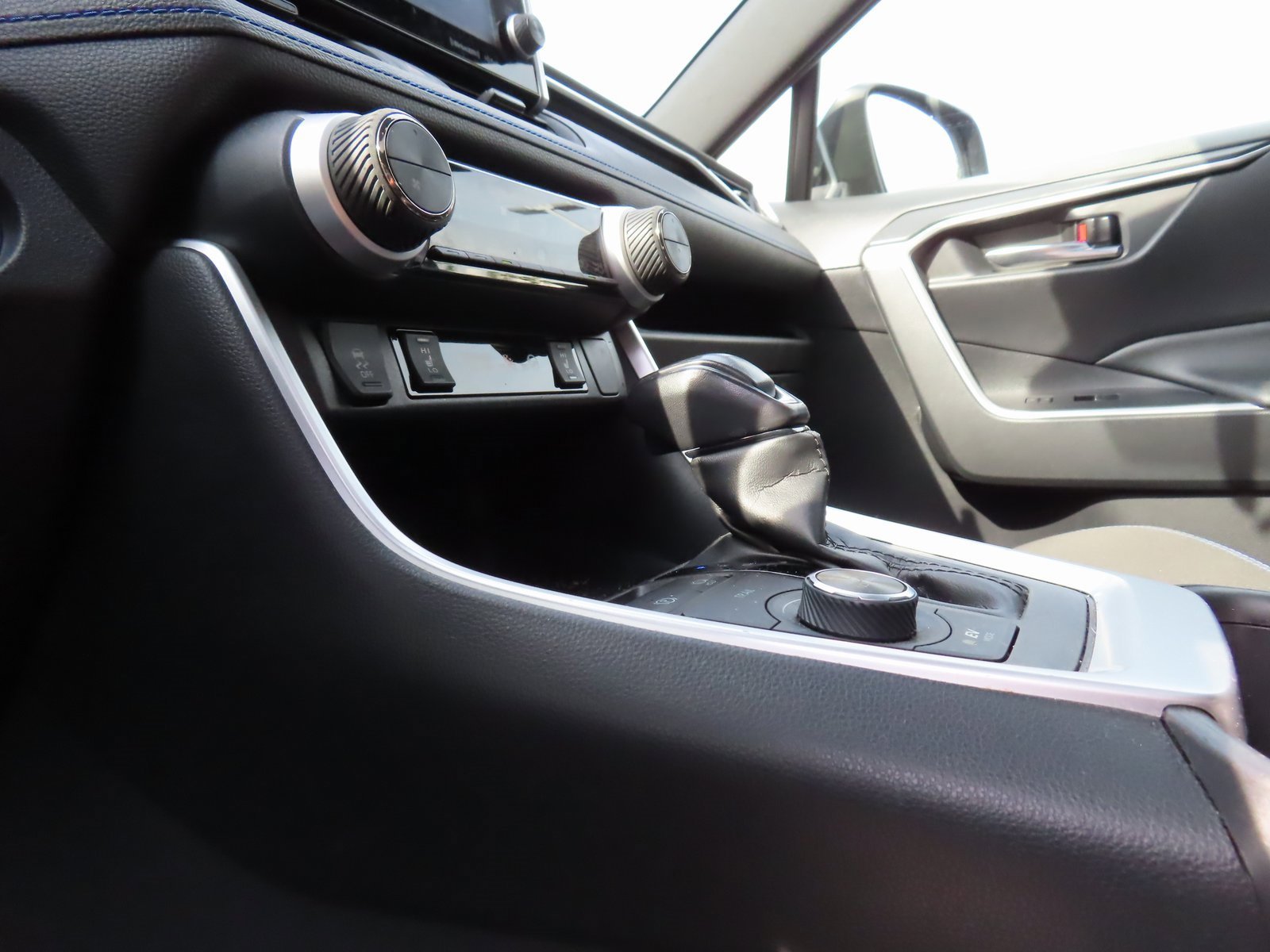 Used 2022 Toyota RAV4 SE w/ Convenience Package image 26