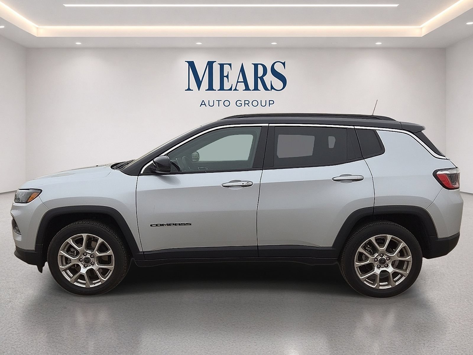 Used 2025 Jeep Compass Limited AWD/4WD image 2