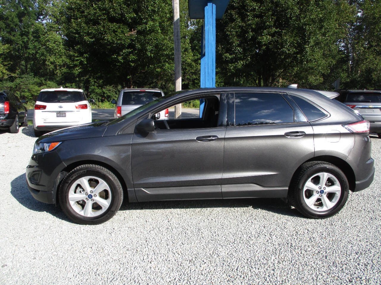Used 2017 Ford Edge SE w/ Cargo Accessory Package FWD image 2