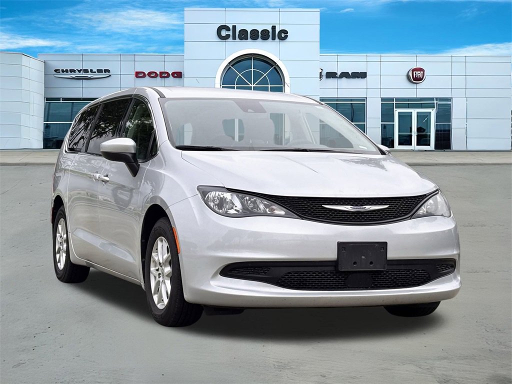 Used 2023 Chrysler Voyager LX image 2