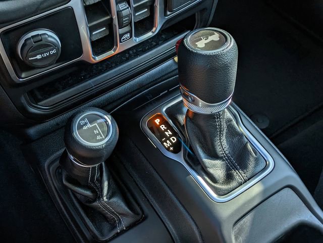 Used 2025 Jeep Wrangler Sahara image 24