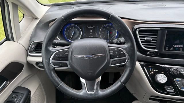 Used 2018 Chrysler Pacifica Touring-L w/ Tire & Wheel Group FWD image 22