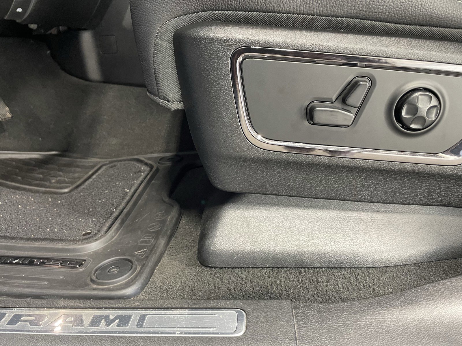 Used 2024 RAM 1500 Limited image 22