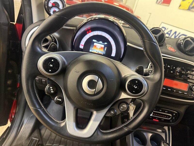 Used 2017 smart fortwo passion RWD image 20