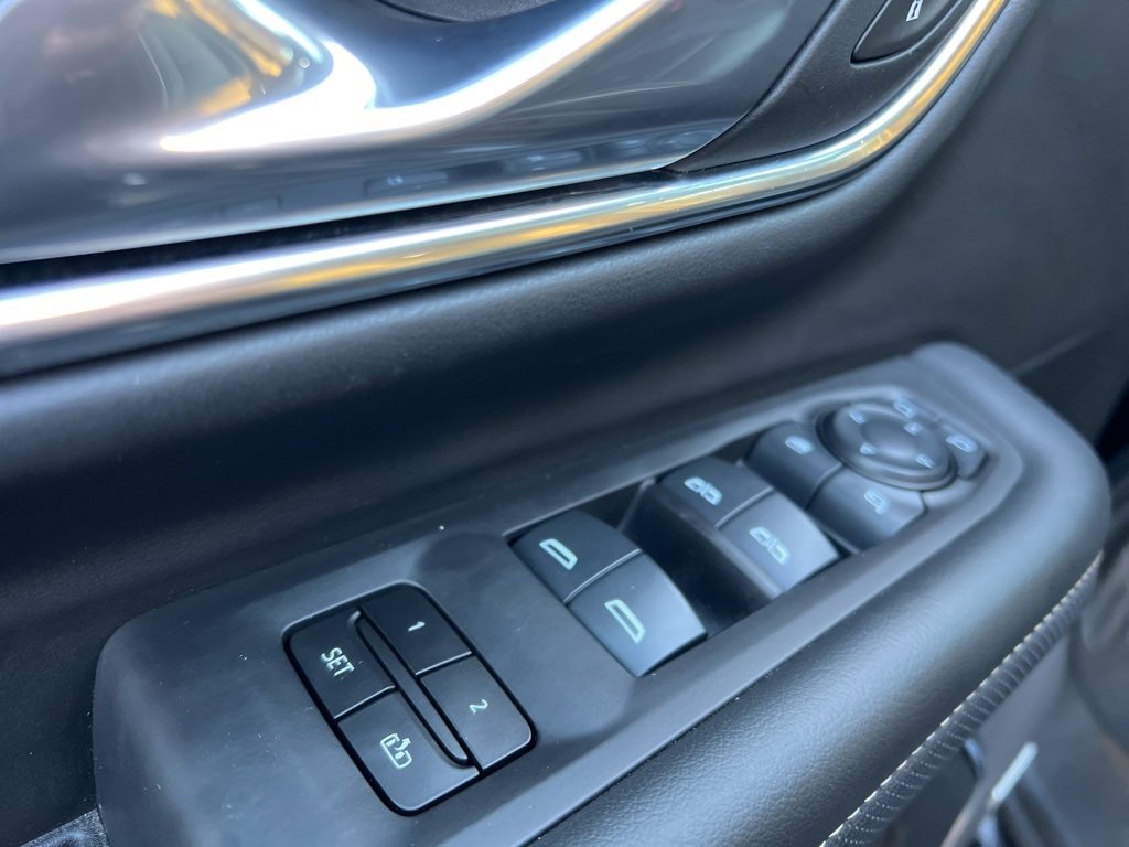 Used 2024 GMC Yukon XL SLT w/ SLT Premium Package image 12