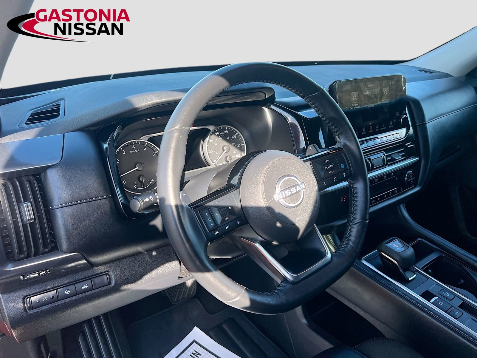 Used 2024 Nissan Pathfinder SL FWD image 11