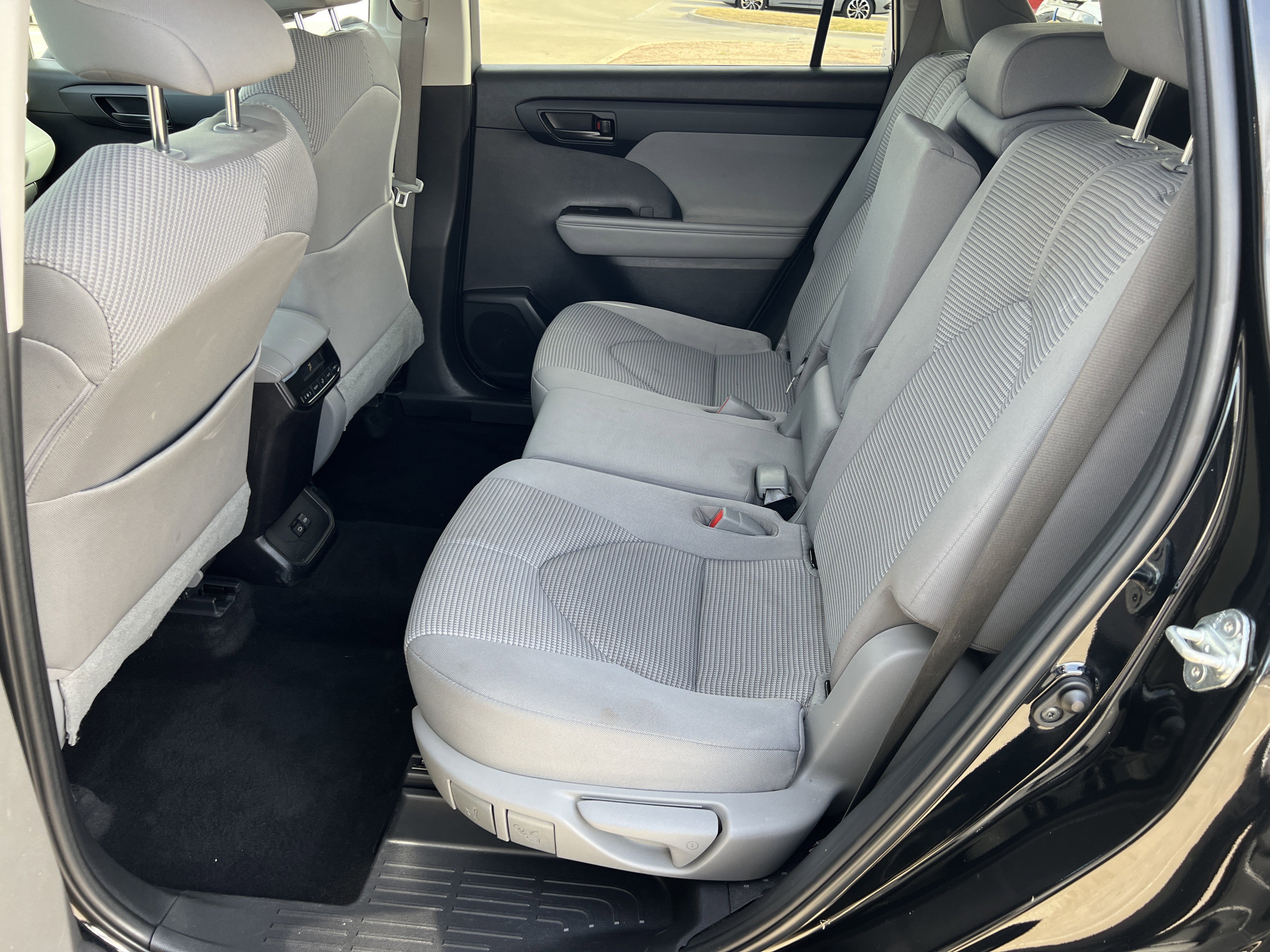 Used 2023 Toyota Highlander L image 31