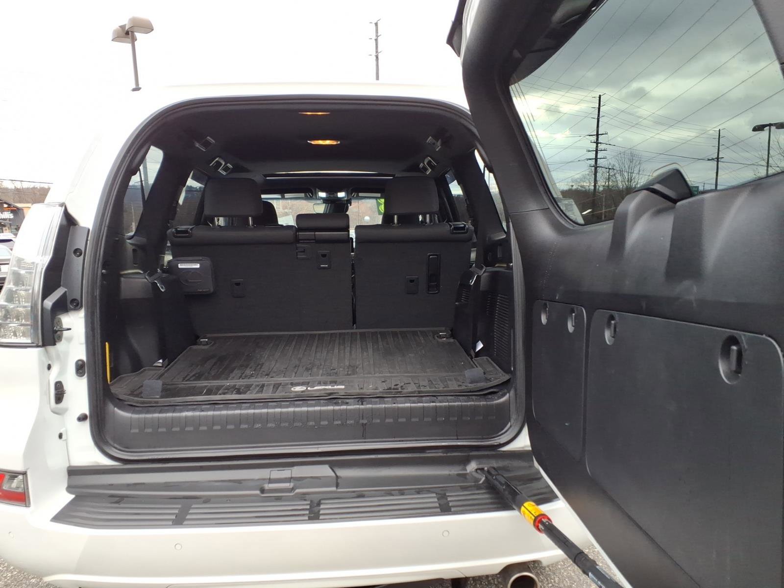 Used 2023 Lexus GX 460 Premium w/ Premium Package image 12